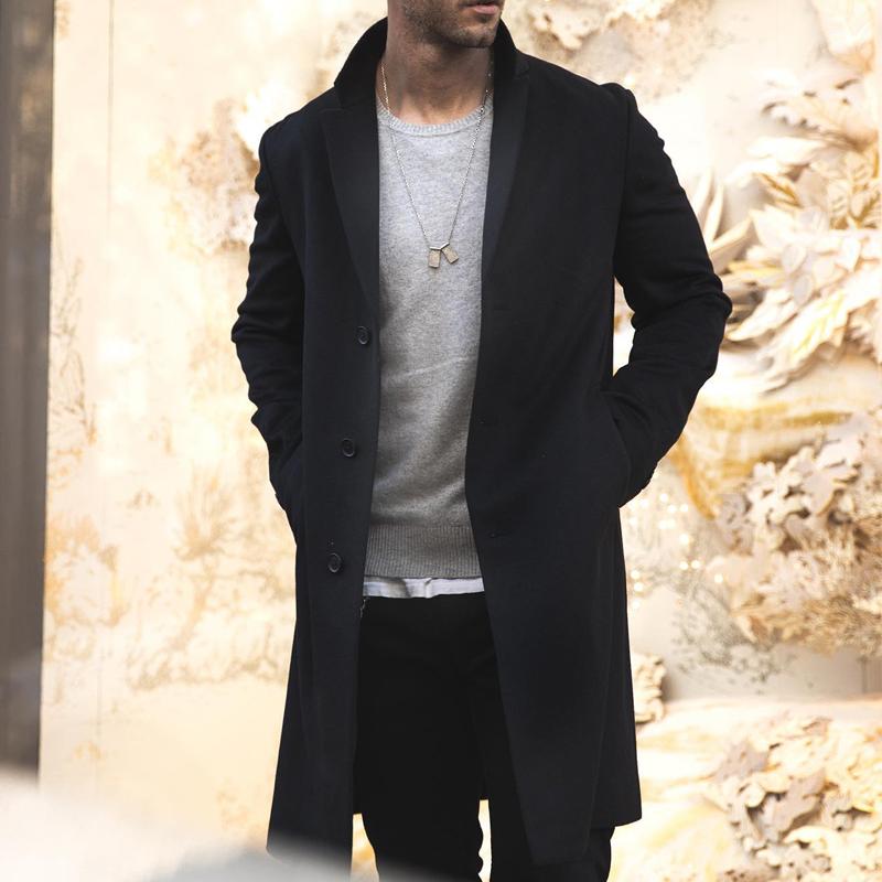 Lightweight men's trench coat with button closure, formal