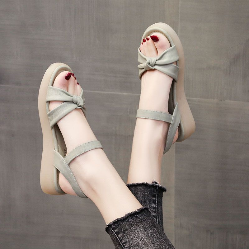 Comfortable sandals with non-slip tendon soles