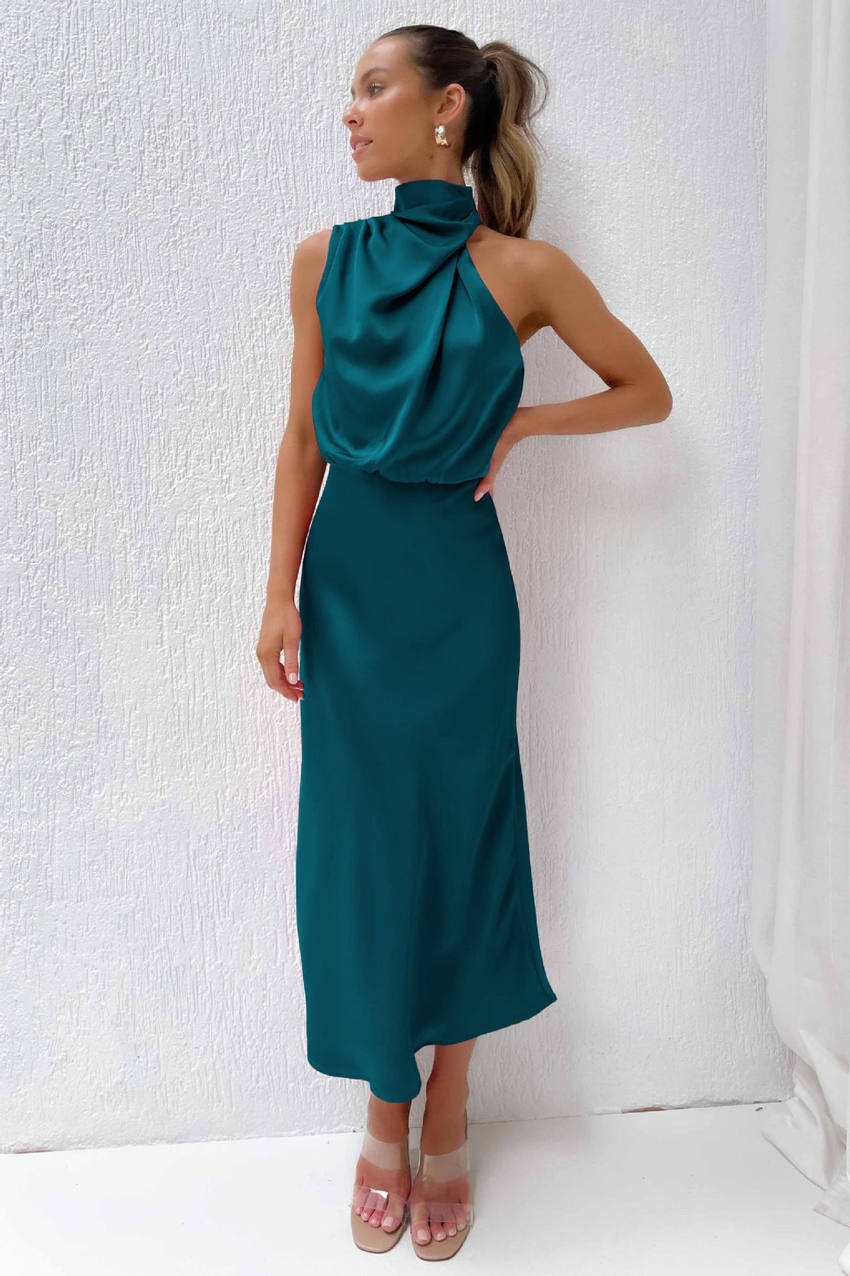 Laura | Chic women's evening dress with halter neck and flowy cut