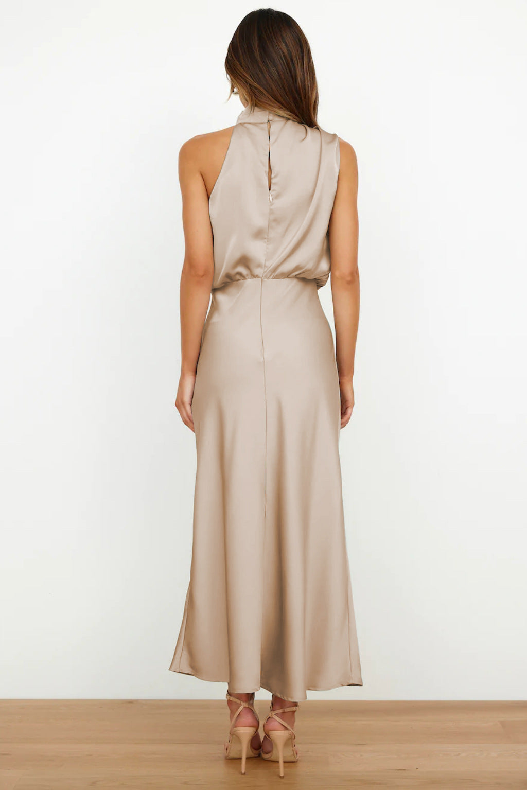 Laura | Chic women's evening dress with halter neck and flowy cut