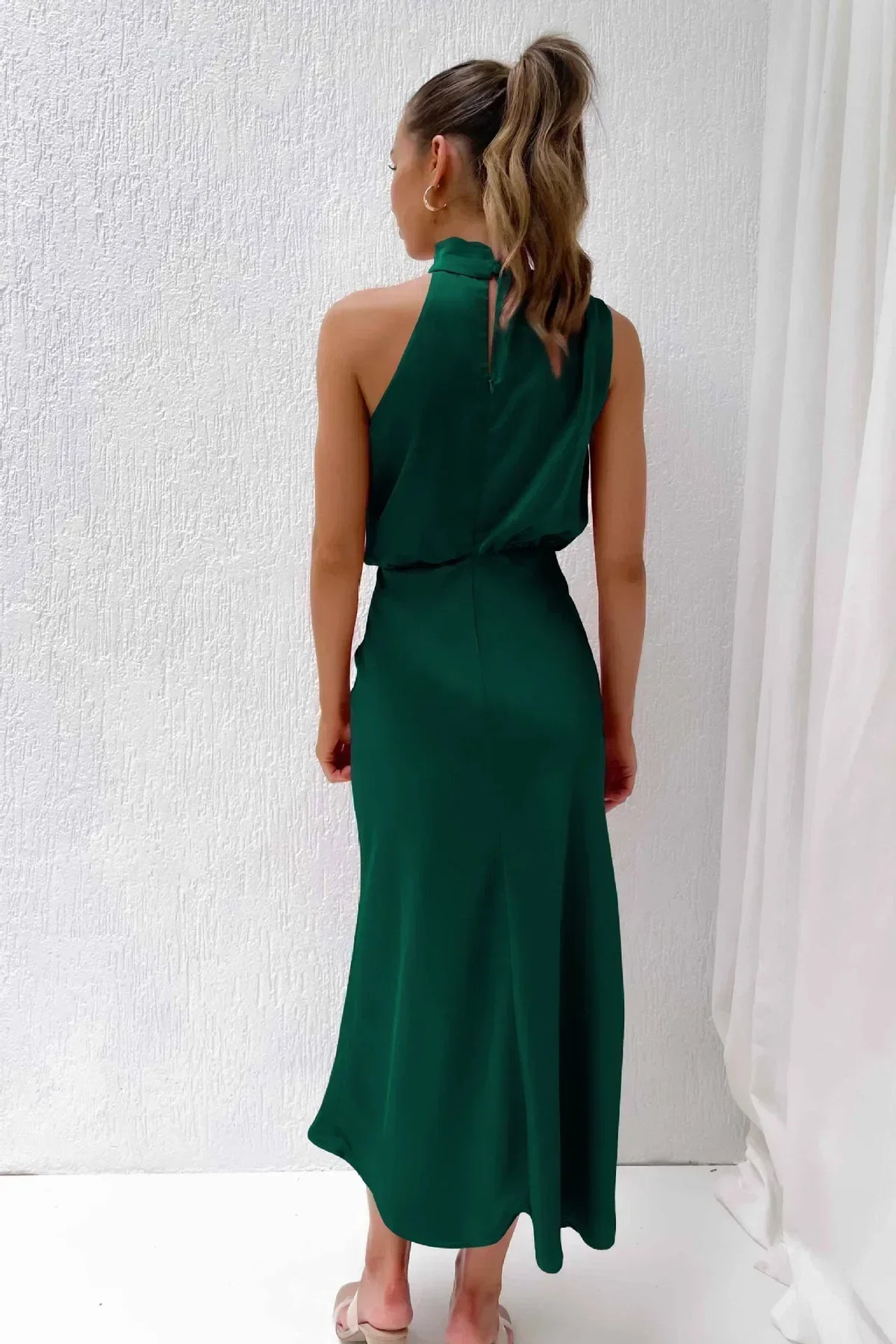 Laura | Chic women's evening dress with halter neck and flowy cut