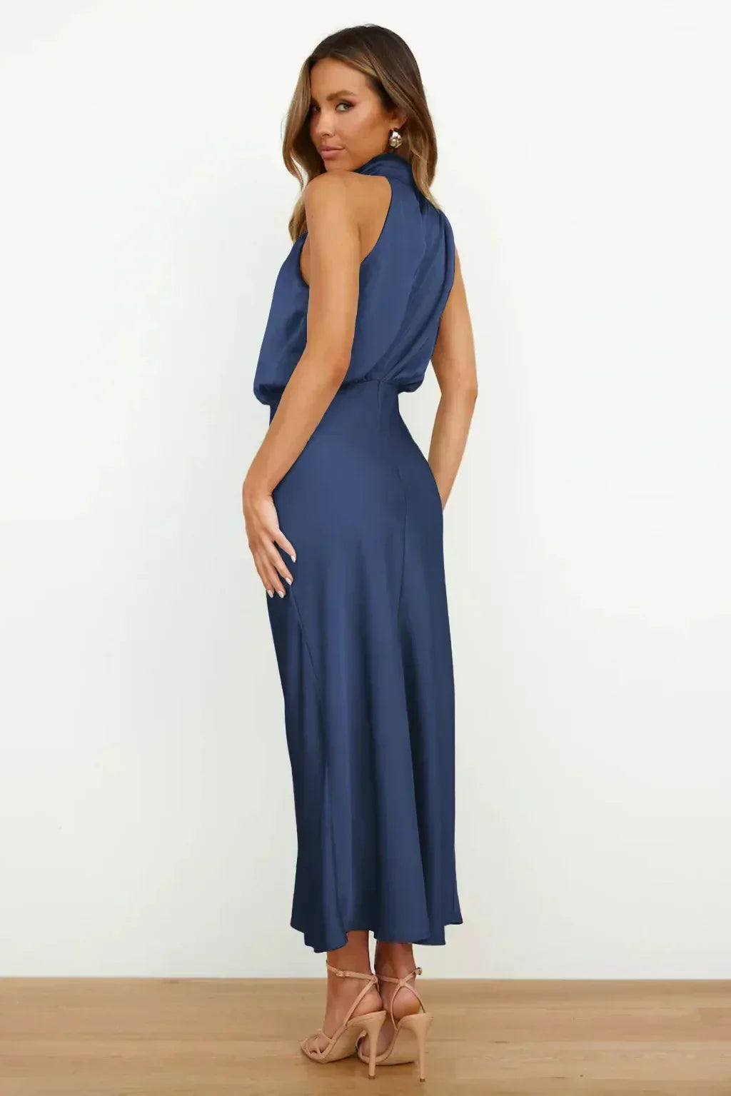Laura | Chic women's evening dress with halter neck and flowy cut