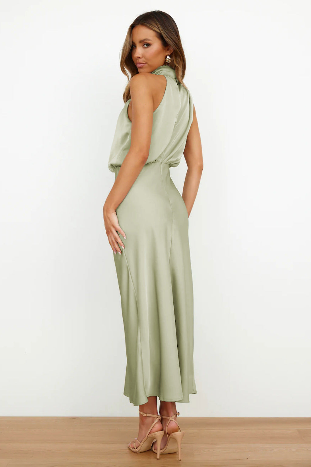 Laura | Chic women's evening dress with halter neck and flowy cut