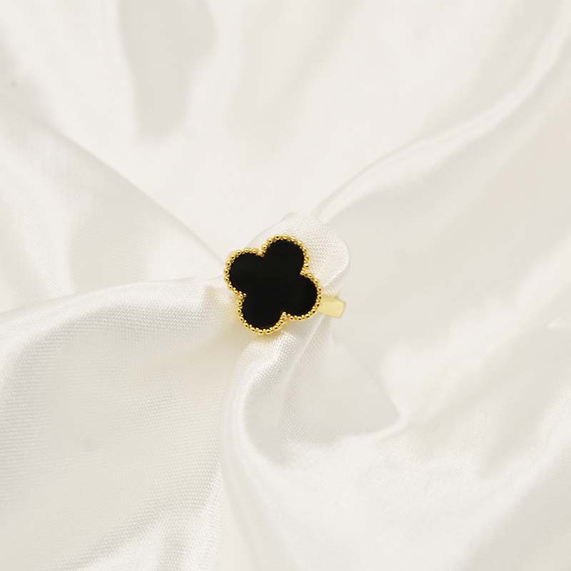 Clover Ring